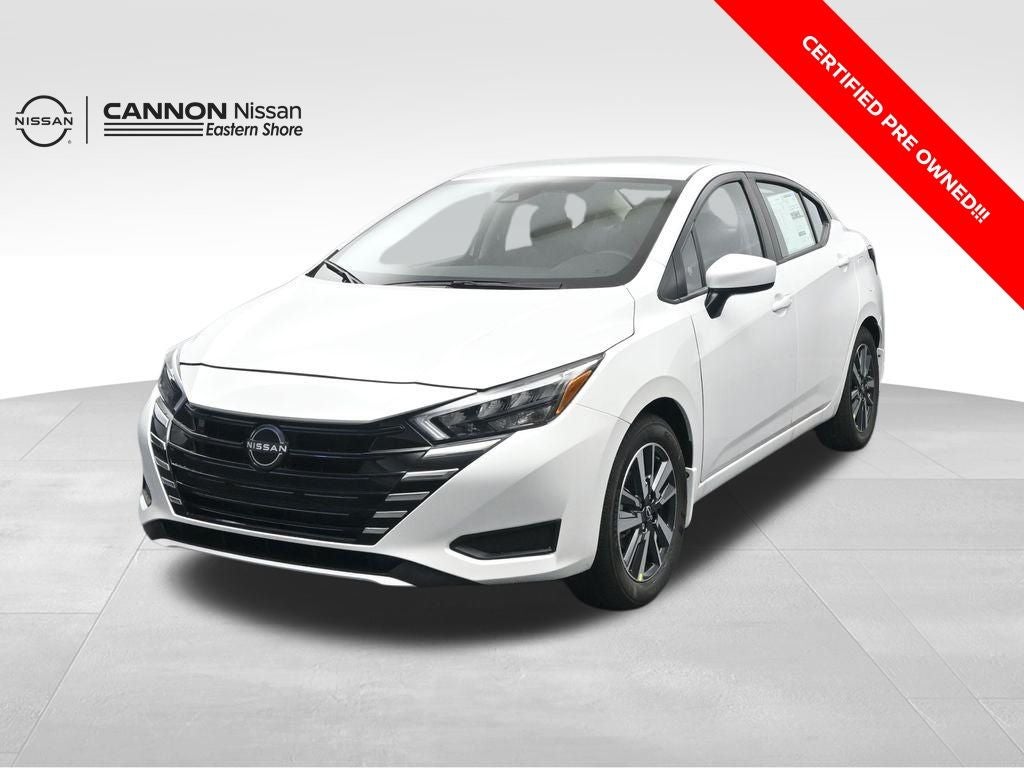 2025 Nissan Versa 1.6 SV in Aspen White Tricoat — front three-quarter view